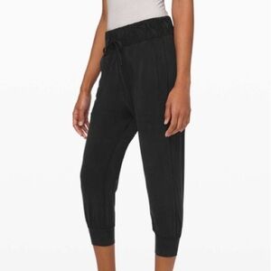 LULULEMON - Lost In Leisure Crop Jogger